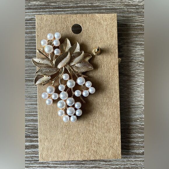 Greap with leaf shape stud earrings A225 - Picture 4 of 5